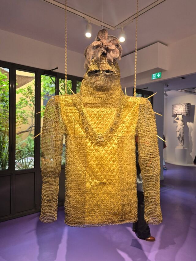 En images la visite des #amisdesbeauxartsdeparis  @espacemontecristo_  qui présente "Diseuses de silence", une exposition qui propose une vision actuelle de notre histoire contemporaine et collective à travers les voix de 21 sculptrices françaises et internationales. Telles des Shéhérazade modernes, ces artistes donnent vie à nos récits communs et, à travers leurs œuvres choisies au sein de la Collection Fondation Villa Datris, nous transmettent un héritage, le nôtre.

Ensemble, elles explorent les recoins les plus oubliés de nos mythologies et comblent les lacunes des narrations contemporaines avec leurs féroces icônes de la création, telles les Vénus de Prune Nourry et la gardienne de Jeanne Vicerial.
#Artistes
#femmeartiste #espacemontecristo