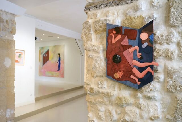 Quelques images de la visite de l'exposition "Parallelotopia"avec @garancematton et @rob__miles - @conscious.paris

Comme un kit d’assemblage, le mot valise « parallelotopia » se réfère à un ensemble d’éléments utilisés par Garance Matton (diplômée des Beaux-Arts de Paris en 2017) et Rob Miles comme outils de composition : la forme (parallelotope), l’agencement (parallèle) et le lieu (topos).

Avec le préfixe « para » qui signifie à la fois « à côté de » et « protéger contre », le titre traduit un intérêt mutuel pour les notions spatiales de proximité, de séparation et de simultanéité ainsi que pour la question de leur représentation.

#Art #artcontemporaryart #beauxarts