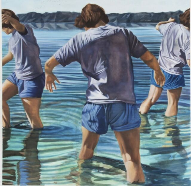 Focus sur les lauréats des prix des #amisdesbeauxartsdeparis en 2025

Eugénie Didier @eugenie.didier pour le prix Weil

Ma pratique de la peinture figurative cherche principalement à célébrer le banal. Inspirée par des peintres comme Edward Hopper ou Peter Uka, j’accorde une importance particulière à la manière dont l’espace influence les figures : la lumière d’un lieu, la texture des matériaux.... Ces éléments enrichissent la narration et confèrent à mes images une dimension singulière. À travers mes peintures, je cherche à mettre en avant des scènes intimistes, représentant des individus dans leur environnement intime, qu’il soit familial, amical ou simplement dans leur quotidien le plus simple. Mon objectif est de déceler l’universalité qui se cache derrière ces sujets ordinaires.
Mon processus repose sur l’observation et l’accumulation d’images. Je photographie abondamment avant de traduire mes impressions en peinture, en sélectionnant des fragments de réalité qui résonnent avec ma mémoire et mes références. Mon médium principal est la peinture à l’huile, mais j’utilise aussi l’aquarelle, notamment pour ses qualités de fluidité et de spontanéité. Je m’appuie sur des cadrages précis pour raconter une histoire à travers l’image, tout en donnant des indices sur ce qui se trouve en dehors du champ, ce qui invite le spectateur à se créer sa propre narration. En jouant avec les perspectives et les angles de vue, je cherche à créer une atmosphère réaliste qui suscite l’empathie du public.
En ce qui concerne les formats de mes œuvres, j’ai tendance à travailler sur des échelles proches du 1, ce qui crée un effet de décalage entre les scènes modestes que je représente et leur taille imposante qui absorbe le spectateur. En mettant l’accent sur la taille et les détails des éléments figuratifs, je cherche à donner une certaine gravité à ces sujets ordinaires, tout en les transformant en œuvres d’art à part entière.
En somme, mon travail artistique consiste à extraire de la banalité des éléments poétiques et esthétiques, pour donner une nouvelle perspective sur le monde qui nous entoure.

📷
Les Glaneurs 2024 Huile sur toile 150x150 cm
Au bord du lac 2025
Merci 2024