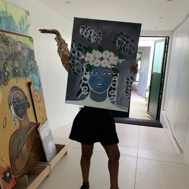 Faire partie des Amis des Beaux-Arts de Paris, c’est contribuer à dénicher, soutenir et accompagner les jeunes artistes de demain.

En images, retour sur la visite de l'exposition de l’artiste @atsoupe upé, diplômée Beaux-Arts de Paris en 2011 à la @galerie.anne.de.villepoix 

La peinture d’Atsoupé témoigne d’un entêtement farouche à répéter inlassablement le motif du visage. Des visages toujours des visages… que l’artiste reprend sous toutes les coutures, en les agrémentant d’une vaste panoplie d’articles de mercerie : fils, lainages, voiles de dentelle, rubans, napperons, et autres passementeries ; ajoutant de surcroît un mélange incongru de flèches en bois, bijoux, pièces votives, médailles ou même parfois de couronnes en fleurs séchées comme dans la peinture Figure vaillante…
#AmisDesBeauxArtsDeParis #JeunesArtistes #ArtContemporain #SoutienALaCreation #beauxartsdeparis 
photo @skymarty