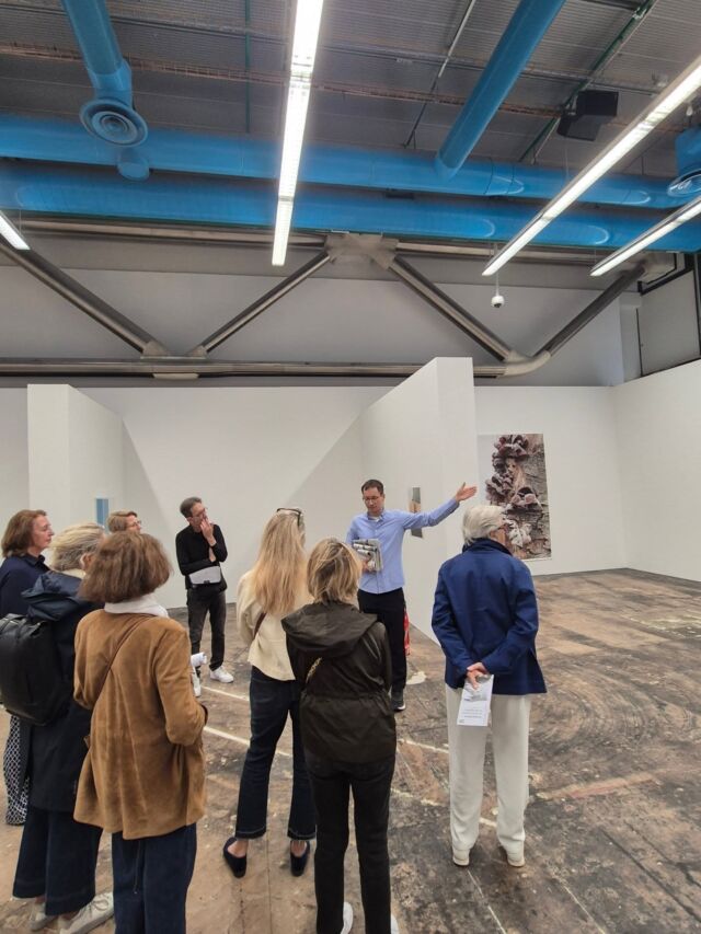 ✨ Avant sa fermeture, nous avons eu la chance de visiter l’exposition « RIEN NE NOUS Y PRÉPARAIT – TOUT NOUS Y PRÉPARAIT » de @wolfgang_tillmans au @centrepompidou, en compagnie de @matthiaspfaller, attaché de conservation.

Pour ce projet inédit, carte blanche a été donnée à l’artiste allemand qui investit les 6 000 m² du niveau 2 de la Bpi.

Il y déploie une véritable expérimentation curatoriale, transformant l’espace et mettant son œuvre en dialogue avec l’architecture et la bibliothèque comme lieu de transmission du savoir.

#WolfgangTillmans #CentrePompidou #ArtContemporain #Exposition #Paris