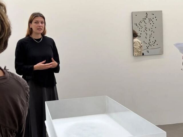 Visite de l'exposition « JE T’AIME JUSQU’À MARDI » @annbarbosanna à la galerie @bremondcapela 

Anna de Castro Barbosa, diplômées des Beaux-Arts de Paris en 2024, travaille la sculpture comme on construit une relation : par approches, hésitations, déplacements et ajustements successifs. Ses œuvres interrogent moins la rencontre comme événement que les conditions qui la rendent possible. Ce qui l’intéresse se situe souvent juste avant le contact, dans cet espace instable où l’attirance côtoie la méfiance, où le désir apparaît en même temps que la possibilité du retrait.