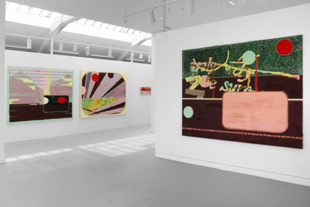 FOCUS SUR LES LAURÉATS DES PRIX DES AMIS 2026

Mathis Pettenati @mathis.pettenati lauréat du prix Weil

Mathis Pettenati est en 5éme année dans les ateliers Blanc et Nielsen Beaux-Arts de Paris 
Formé à la Villa Arson, puis aux Beaux-Arts de Paris, Mathis Pettenati développe depuis 2023 un nouveau cycle de peinture qui marque une évolution significative de sa pratique. Après avoir exploré le dessin, l’édition de fanzines et des compositions peuplées de motifs organiques, l’artiste concentre son attention sur les processus mêmes de fabrication de l’image.
Ses œuvres associent de vastes surfaces peintes à des matériaux issus de l’atelier et du quotidien — torchons, textiles, papiers, sacs imprimés ou fragments d’objets collectés, intégrés directement à la toile. Ces éléments portent la mémoire des gestes, des usages et des trajectoires qui ont précédé leur apparition dans l’œuvre, transformant la peinture en un espace de convergence entre expériences matérielles, géographiques et temporelles.

Photo
Only way to be sure (C.R.A.G.), huile et collage sur toile, 170 x 220 cm, 2026
Cartouche (C.R.A.G.), huile et collage sur toile, 170 x 220 cm, 2026
Vue du DNSAP "F.O.F.O." - Beaux-Arts de Paris 2026