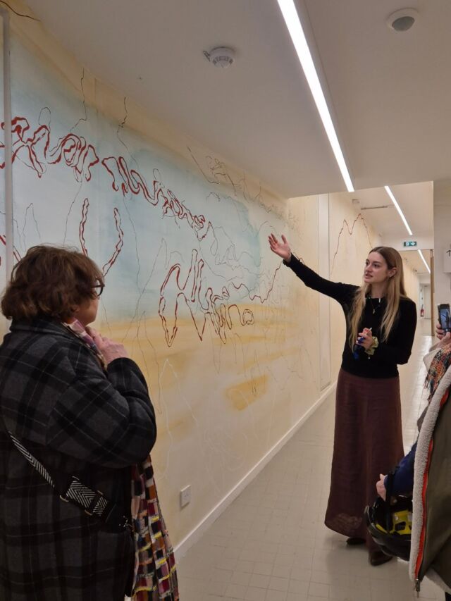 Les #amisdesbeauxartsdeparis lors d'une visite privée au #ministeredelaculture @culture_gouv ont découvert l'oevre @ingrid_portal Ingri étudiante aux @beauxartsparis 

Il s’agit d’une fresque de 220 mètres de long, réalisée en majeure partie à partir de pigments naturels que l’artiste est allée collecter aux quatre coins de la France.

La fresque accompagne le visiteur jusqu’à la salle Delaunay, lieu où se décide l’entrée des œuvres d’art dans les collections nationales françaises.

L’œuvre d’Ingrid Portal agit comme une « préparation du regard et de la décision ».

#artcontemporain

#gallery #paris youngartists