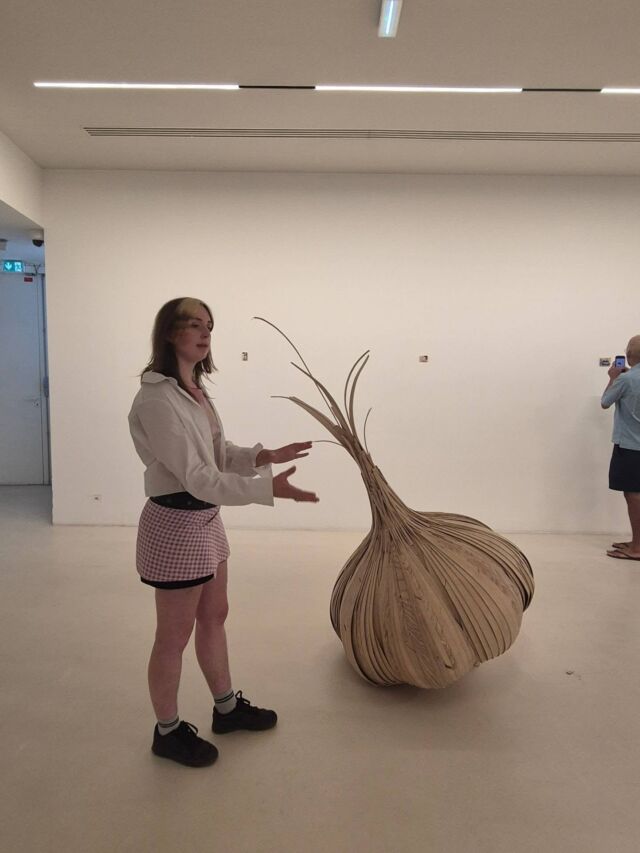 Les Amis des Beaux-Arts de Paris ont eu le plaisir de découvrir à la Galerie du Jour à la @la_fab_officiel l'exposition Rodéo!, un duo show réunissant les artistes @salomebotella lauréate du Prix agnès b. et @marionchaill lauréate de la Bourse des Amis des Beaux-Arts en 2025.

Le titre Rodéo! naît de la proximité quotidienne des deux artistes, qui partagent un atelier au Houloc, nourrissant des échos et des résonances dans leurs imaginaires respectifs. Le rodéo, entendu ici dans sa dimension performative et spectaculaire, devient une grille de lecture de l’exposition : un espace de mise en scène où se rejouent des rapports de force, de domination mais aussi de résistance.
 #lafab #agnesb ##parisexpo
