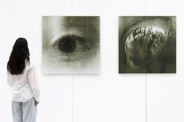 Focus sur les lauréats des prix des #amisdesbeauxartsdeparis en 2025

Léonard Berthou @leonard.berthou lauréat du prix Thaddaeus Ropac

"Donner du temps aux photographies, à leur fabrication et à leur monstration, c'est chercher à comprendre comment elles sont consommées.

Ayant pour médium la photographie, mon travail interroge les relations constantes entre l'être humain et l'image, dans une société où nos rapports spatiaux, sociaux et comportementaux sont intimement liés à la photographie. En convoquant et en alternant les procédés photographiques, j'explore les rapports autonomes entre le spectateur et l'image, à une époque où la photographie s'impose de manière autoritaire dans nos environnements, qu'ils soient formels ou virtuels.

Du laboratoire à l'espace d'exposition, mes tirages incarnent une volonté de donner matière à l'image. Qu'il s'agisse d'une simple projection de lumière ou de l'usage d'un appareil obsolète, je cherche à comprendre ce qui résiste, dans la structure comme dans les imperfections, de mes épreuves photographiques".

📷 Afficher, 2025 Photographies numériques par l'intermédiaire d'une montre espion du début des années 2000,Tirages jet d'encre pigmentaire, contrecollés sur mdf, 105x105cm

RAM_9 ( stomatologie ) 2025 Tirage chromogène argento-numérique sur papier mat, 188x127cm