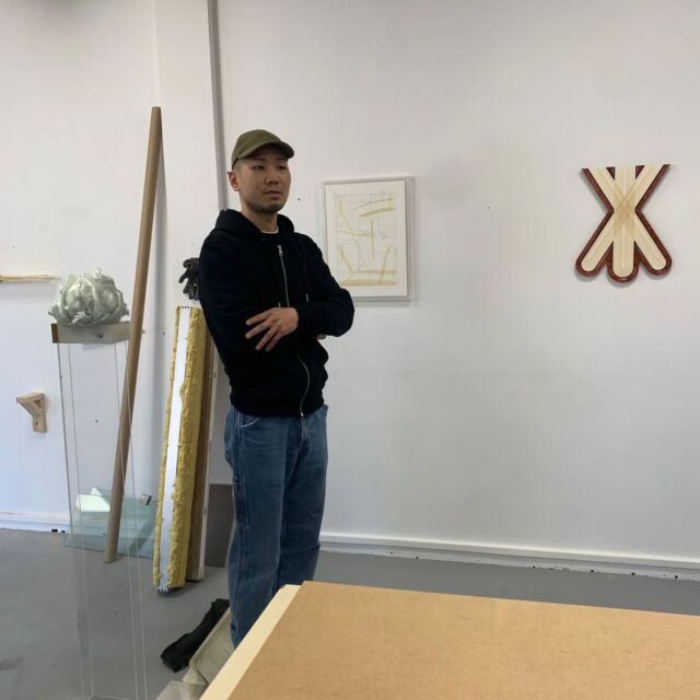 En images la visite chez @agenceiota
Fondée en 2021 par @agnes.perpitch , l’Agence IOTA Productions a pour mission de révéler les artistes, de la création de leurs œuvres jusqu’à leur promotion, en tissant des relations de confiance au plus près des réalités du marché de l’art.

Les Amis des Beaux-Arts de Pairs découvrent IOTA Studios Lecourbe, au cœur du 15ᵉ arrondissement et le travail des différents artistes issus des @beauxartsparis comme :

@chapichapo02 , @wei.libo , @raphaellebenzimra, @rayanyasmineh , @adrien_lgr et d'autres encore..

Photo @skymarty