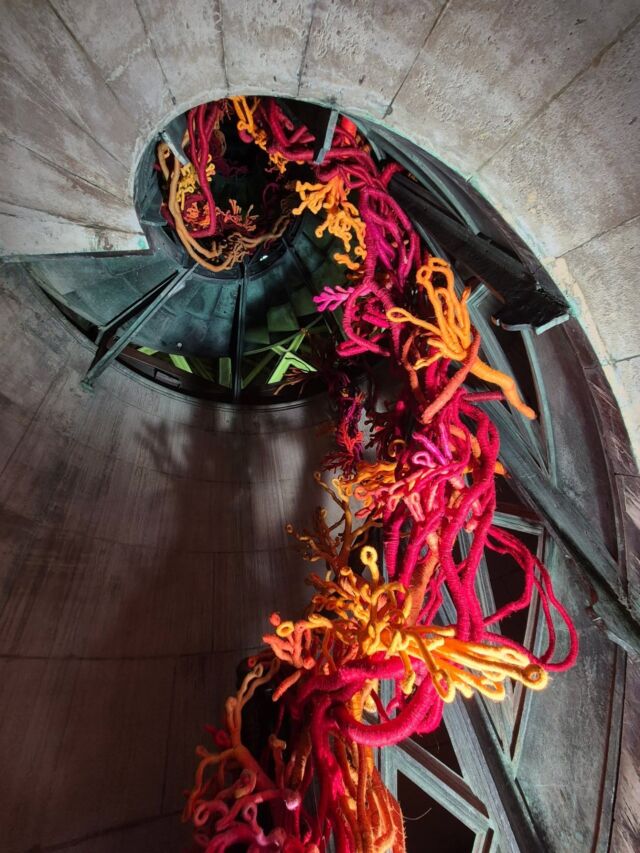 Les #amisdesbeauxartsdeparis ont eu la chance de découvrir l'installation de l’artiste textile @aude_franjou 
La galerie @maisonparisiennegallery et le Centre des monuments nationaux présentent : " Coraux de la Liberté", une installation monumentale de l’artiste textile Aude Franjou.
Réalisée entièrement en fibre de lin, l’installation est composée de centaines de branches de coraux qui émergent des caveaux pour se déployer jusqu’au sommet. Un dégradé chromatique guide le regard, du blanc immaculé des coraux dévitalisés vers un rouge profond, incarnant leur régénération. Cette transition symbolise la mort puis la renaissance, dans une métaphore puissante de résilience.

#artcontemporain #artcontemporain #artist ##amisdesbeauxartsdeparis #beauxartsparis #fineart
