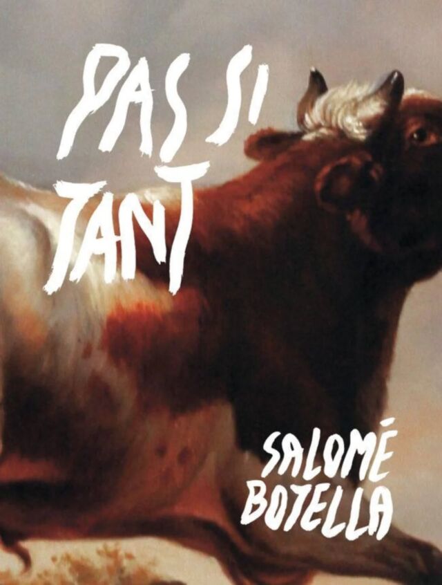 SAVE THE DATE ‼️ JEUDI 22 JANVIER - RENCONTRE - 18h30 @librairiedujour

Façons de dire, façons de faire : rencontre croisée entre @salomebotella , lauréat du prix agnès b. en 2025 et @michelblazy

« Pas si tant », c’est l’histoire universelle d’une enfance qu’on quitte, avec ses images, ses lieux et ses personnages. C’est surtout la voix d’une génération, qu’on ne lit pas souvent, qui porte les traces d’histoires et de gestes transmis, et qui s’attarde à mettre en récit ces espaces, leurs façons de dire et leurs façons de faire.

À l’occasion de la parution de son premier roman, la librairie du jour organise une rencontre croisée entre Salomé Botella et Michel Blazy. Ce temps de discussion sera consacré à un échange autour de leurs pratiques artistiques respectives, de leurs démarches et des formes qu’elles prennent.

La rencontre sera ponctuée d’une lecture d’extraits de Pas si tant par Salomé Botella, suivie d’un échange avec le public.

L’expression « Façons de dire, façons de faire » est emprunté au titre du livre de l’ethnologue française Yvonne Verdier qui a consacré sa recherche aux gestes du quotidien en montrant comment ces pratiques portent des significations sociales, symboliques et culturelles.

🫰🫰🫰

@salomebotella

@michelblazy

@editionsdelogre