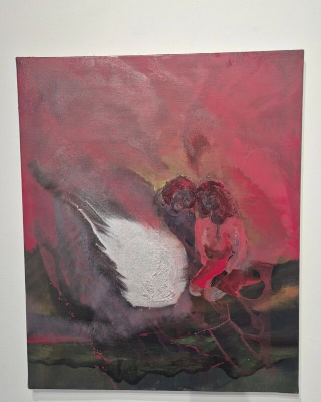 En images la visite  de l'exposition personnelle d'Inès di Folco Jemni "Elixir" à la @galerie_crevecoeur

Avec cette nouvelle série de peintures, rassemblées sous le titre "Elixir", Inès di Folco Jemni (diplômée des Beaux-Arts de Paris en 2018) nous plonge dans un entre-deux-mondes qui touche à notre mémoire la plus intime de l’enfance. Un espace peuplé de paysages et de personnages aussi troublants que réconfortants, que l’artiste avait déjà nommé, lors d’une exposition personnelle à New York en 2023, le dernier rêve avant la naissance.

L’omniprésence du rouge dans ses toiles évoque pour l’artiste l’intérieur protecteur du ventre maternel ainsi que le premier paysage expérimenté par l’enfant en devenir. Dans le vocabulaire visuel d’Inès, le rouge signifie protection et vie. Et, en grandissant, les enfants devenus adultes continuent souvent à fermer les yeux en quête d’apaisement. Lorsque les paupières se ferment trop fort, pour oublier un instant la réalité, le noir cède souvent la place au rouge. [...] Amandine Nana

Visite en présence de l’artiste

#painting#contemporarypating#arte#art#artwork#portrait#oilpainting#blue#pattern#fineart#contemporaryart#canvaspainting #inesdifolcojemni
#beauxartsdeparis
#hoteldieu #peinturemoderne