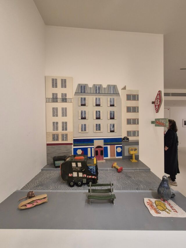 La @galeriedujour Agnès b. à @la_fab_officiel  a accueillie les Amis des Beaux-Arts de Paris lors d'une visite privée en présence des artistes pour la visite de l’exposition « Le chant des villes »

L’exposition réunit dix artistes et un collectif autour d’un territoire commun : la ville. Loin d’être un simple décor, la ville apparaît ici comme un espace vivant, traversé de mémoires, de transformations et de projections.

Les œuvres d’Aristide Barraud, Nicolas Boulben, Étienne Boissier, Alexandre Dupeyron, Flore Faucheux, Sinae Lee, Claire Nicolet, Mandy Payne, Julie Rochereau, Chloé Sharrock et du Solar Collective proposent autant de récits et de regards singuliers sur des villes comme Paris, Marseille, Séoul, Kharkiv ou Londres, devenues sous leurs yeux des paysages sensibles, observés, parcourus et parfois réinventés.

Cette réflexion fait naturellement écho au rapport intime qu’agnès b. entretient avec la ville. Depuis toujours, elle la photographie et la parcourt sans itinéraire, attentive à ses détails comme à son effervescence. C’est également dans les rues qu’elle a découvert nombre des artistes présentés par la Galerie du Jour depuis sa création en 1984.

@aristidebarraud @nicrush_on @maitreboissier @alexandredupeyron @florefaucheux @sin_ae_lee @claire_nicolet @mandypayne_97 @julie_rocher_eau @sharrock.chloe @solar.collective.marseille

#expoparis #exposition #quefaireaparis #agnesb