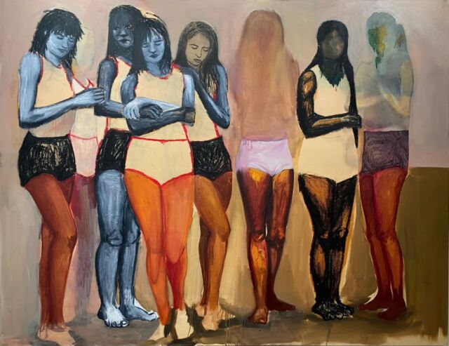 Focus sur les lauréats des prix des #amisdesbeauxartsdeparis en 2025

Charlotte Menut @charlottemenutyovanovitch pour le prix du portrait Bertrand de Demandolx-Dedons

"Je travaille sur des grands formats. Huile, acrylique, pastels gras, fusain, feutre, ces différents matériaux me permettent de construire ma peinture : d’abord une couleur saturée, puis des couleurs analogues pour créer un dégradé progressif.

J’aime le contraste entre un corps lisse et un fond rugueux, ou l’inverse.

J’aime le fusain, j’aime le dépôt noir qu’il projette au sol quand je le gratte sur la toile, son intensité, son absence : ombre et lumière. J’aime peindre la peau, écarlate, vive, brûlée, incandescente.

Je peins des femmes, seules, en groupes : anonymes. Des corps offerts.

Ce qui m’intéresse, c’est l’instant où le regard se pose, où il fige, où il transforme.

J’aime les regards, ceux qui désarment, déshabillent, dévoilent et dépouillent.

Mes femmes se plient et se déplient, se cachent, cherchant à fuir à tout prix.

Et d’autres dansent, sautent, se libèrent, se réapproprient.

J’explore l’échange tendu entre l’œil, l’âme et le corps : le vôtre, le mien.

Je questionne nos voyeurismes et me demande comment habiter son corps".
📷

Sans titre, 2024 huile, acrylique, fusain, feutre, pastels sur toile, 170x220cm

Beach volley, 2025, techniques mixtes et collage sur toile, 170x200cm

#artcontemporain #artcontemporain #artist ##amisdesbeauxartsdeparis #beauxartsparis #fineart