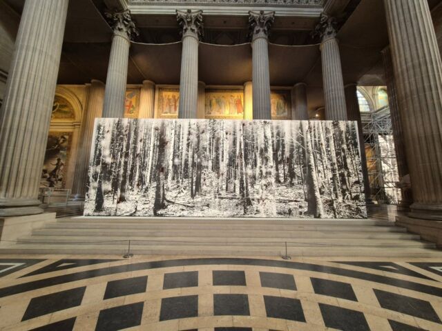 Les #amisdesbeauxartsdeparis ont visite en compagnie de l'artiste @nicolasdaubanes_jdp son exposition contemporaine et mémorielle, « Ombre est lumière, mémoire des lieux » au @pantheon.paris 

Nicolas Daubanes travaille depuis plusieurs années sur les thèmes de la mémoire, de l’enfermement, des lieux de pouvoir, souvent à partir de visites, de résidences et d’immersions dans des sites marqués par l’histoire. Pour cette exposition, il propose cinq œuvres majeures spécialement conçues pour la nef du Panthéon.

Ses techniques sont les dessins à la limaille de fer ou à la poudre d’acier aimantée, incrustation d’acier incandescent sur verre, sculpture en béton‑sucre, etc. Le matériau lui‑même devient métaphore : dur mais fragile, à l’image de la mémoire.

Exposition proposée par @lecmn , avec le soutient de @onacvg , @amundi.fr , @fondationbullukian , @carac.epargne et @adngaleria

#Pantheon #LeCMN #CMN #Paris #Paris_maville #parisjetaime #Paris_vacations #France_vacations #patrimoine #thisisparis #monument #hello_France #super_France #igersparis #igersfrance #vivreparis #grandshommes #culture #soufflot #peinture #art #artiste